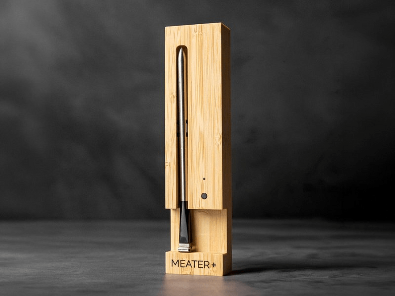 MEATER Plus בבסיס טעינה מעץ במבוק, עם החריטה MEATER+ בבסיס